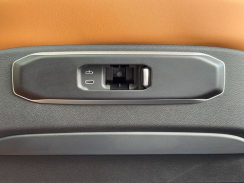 Used 2023 BMW X7 xDrive40i w/ Climate Comfort Package image 38