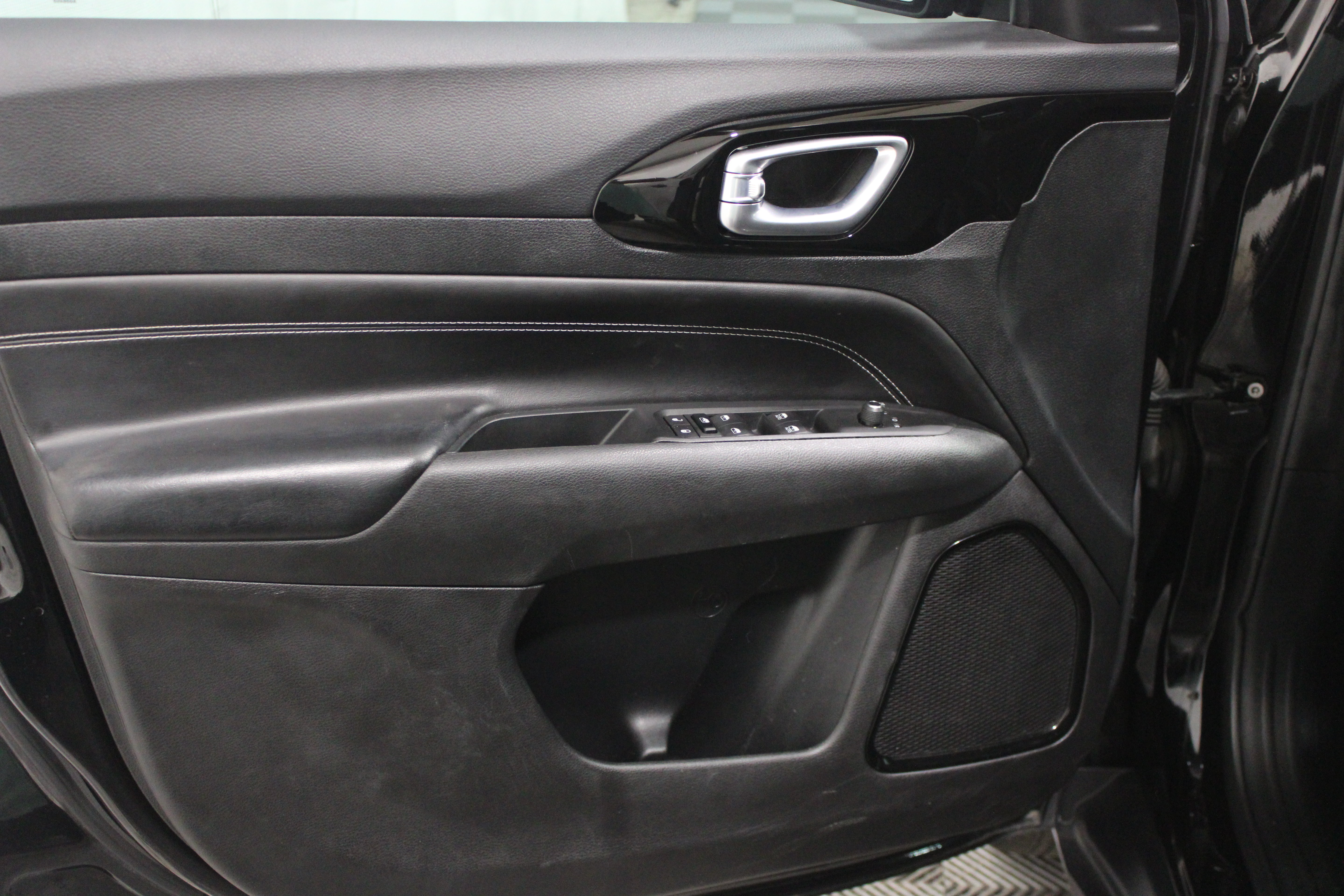 Used 2022 Jeep Compass Latitude FWD image 10