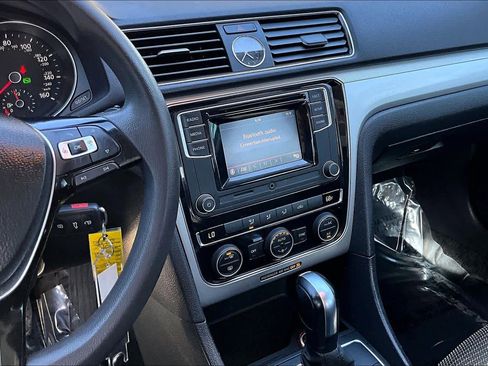 Used 2017 Volkswagen Passat 1.8T S image 7