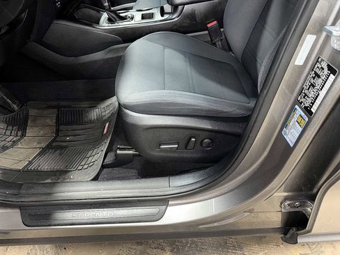 Used 2019 Kia Sorento LX w/ LX Convenience Package image 23