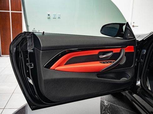 Used 2018 BMW M4 Convertible image 29