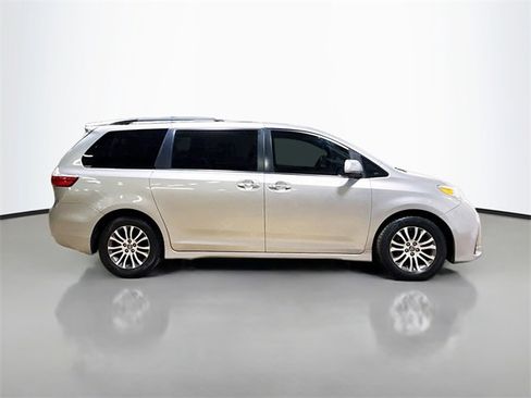 Used 2018 Toyota Sienna XLE image 6