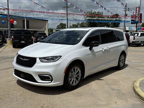 Used 2026 Chrysler Pacifica Limited FWD image 3