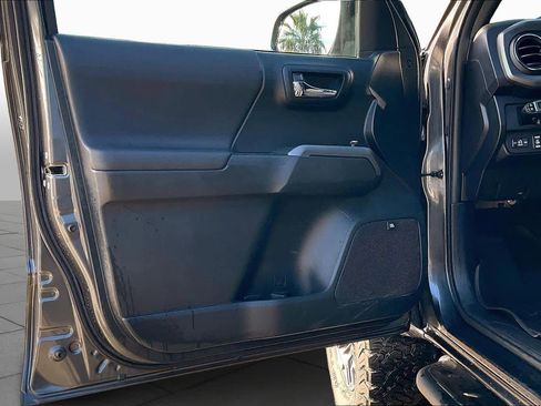 Used 2017 Toyota Tacoma TRD Off-Road image 21