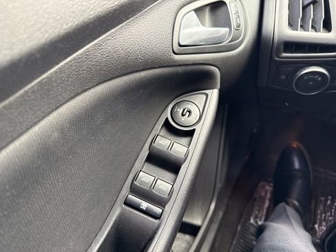 Used 2018 Ford Focus SE w/ Cold Weather Package image 18