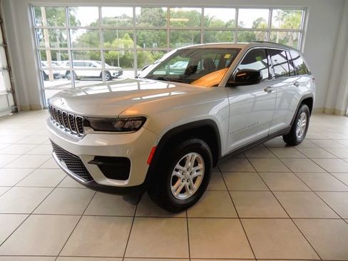 Certified 2024 Jeep Grand Cherokee Laredo RWD image 3
