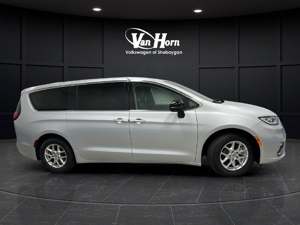 Used 2024 Chrysler Pacifica Touring-L FWD image 8