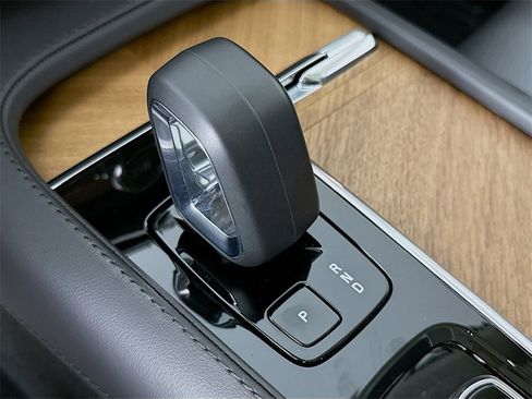 Certified 2025 Volvo XC90 B6 Plus image 17