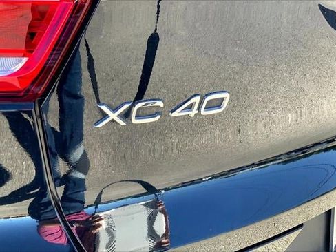 Used 2022 Volvo XC40 T5 Momentum image 31