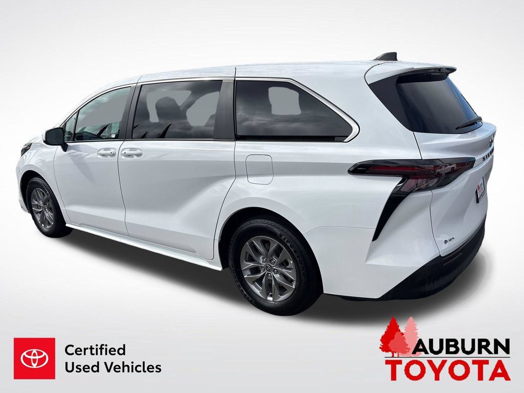 Certified 2025 Toyota Sienna LE FWD image 5