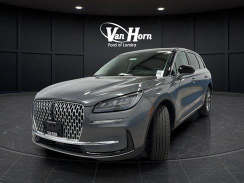 Used 2025 Lincoln Corsair AWD image 3