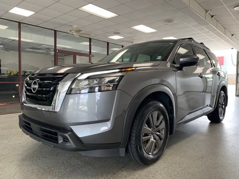 Used 2022 Nissan Pathfinder SV FWD image 2
