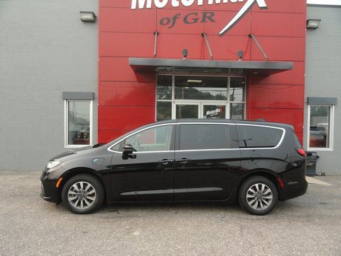 Used 2024 Chrysler Pacifica Limited FWD image 2