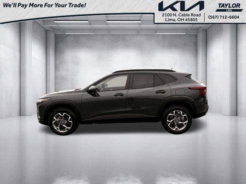 Used 2025 Chevrolet Trax LT FWD image 18