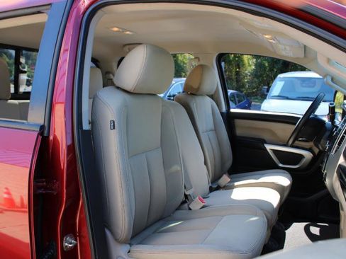 Used 2017 Nissan Titan SV image 11