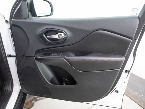 Used 2021 Jeep Cherokee Trailhawk AWD/4WD image 9