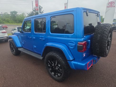 Used 2022 Jeep Wrangler Unlimited Sahara AWD/4WD image 5