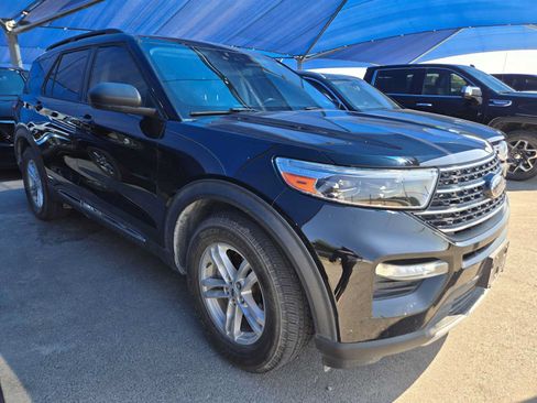Used 2021 Ford Explorer XLT w/ Equipment Group 202A RWD image 2