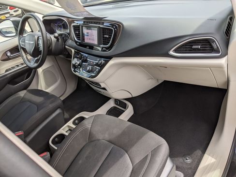 Used 2023 Chrysler Voyager LX image 25