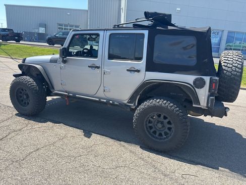 Used 2015 Jeep Wrangler Unlimited Sahara w/ Connectivity Group AWD/4WD image 2