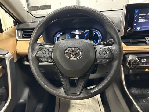 Used 2025 Toyota RAV4 XLE AWD/4WD image 18