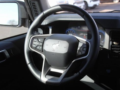 Used 2025 Ford Bronco Badlands image 21