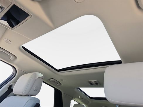 Used 2025 Land Rover Discovery Dynamic SE image 32