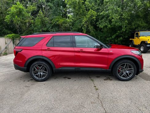 Used 2025 Ford Explorer ST-Line w/ ST-Line Street Pack AWD/4WD image 2