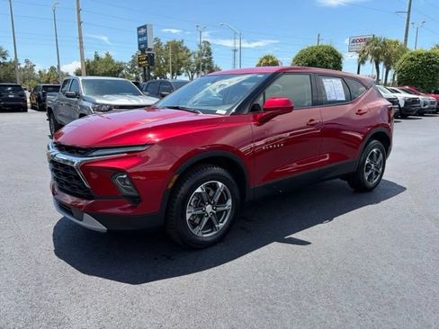 Used 2025 Chevrolet Blazer LT FWD image 3