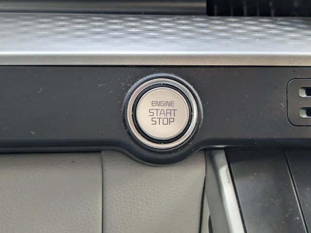Used 2022 Kia Carnival LX FWD image 20