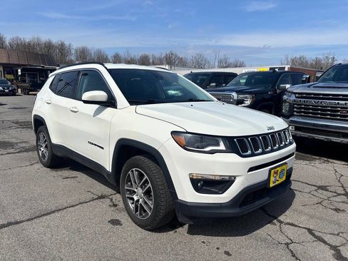 Used 2018 Jeep Compass Latitude w/ Popular Equipment Group AWD/4WD image 3