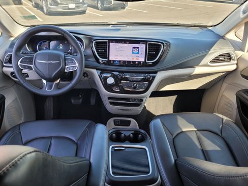 Used 2024 Chrysler Pacifica Limited FWD image 16