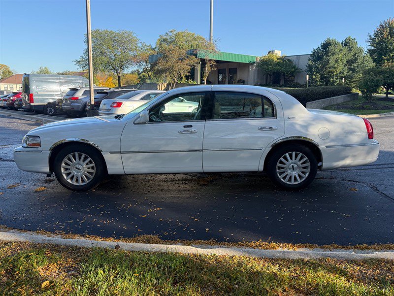 Used 2004 Lincoln Town Car Signature RWD image 8