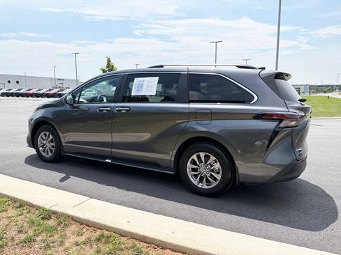 Used 2025 Toyota Sienna XLE FWD image 5