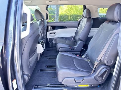 Used 2024 Kia Carnival EX FWD image 15