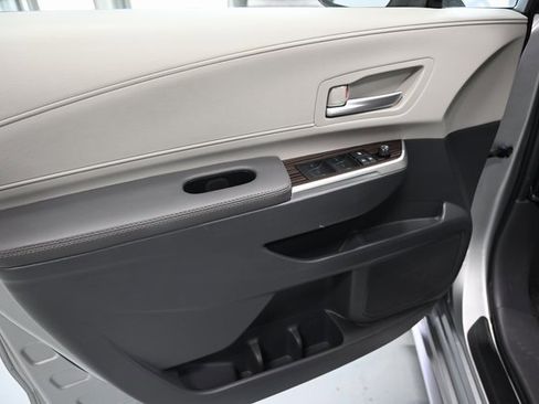 Used 2023 Toyota Sienna XLE image 27