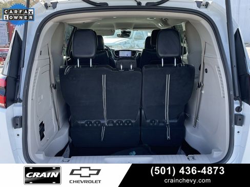 Used 2023 Chrysler Pacifica Touring-L image 7