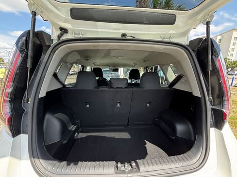 Used 2025 Kia Soul LX w/ LX Technology Package FWD image 30