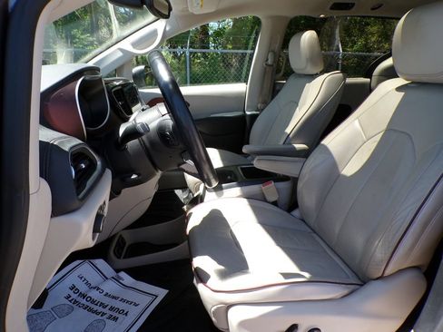 Used 2017 Chrysler Pacifica Limited FWD image 13