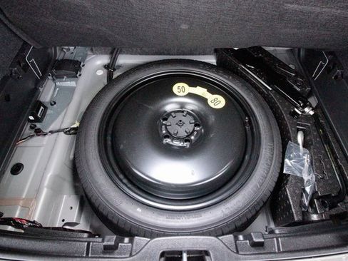 Certified 2025 Volvo XC40 B5 Plus image 35