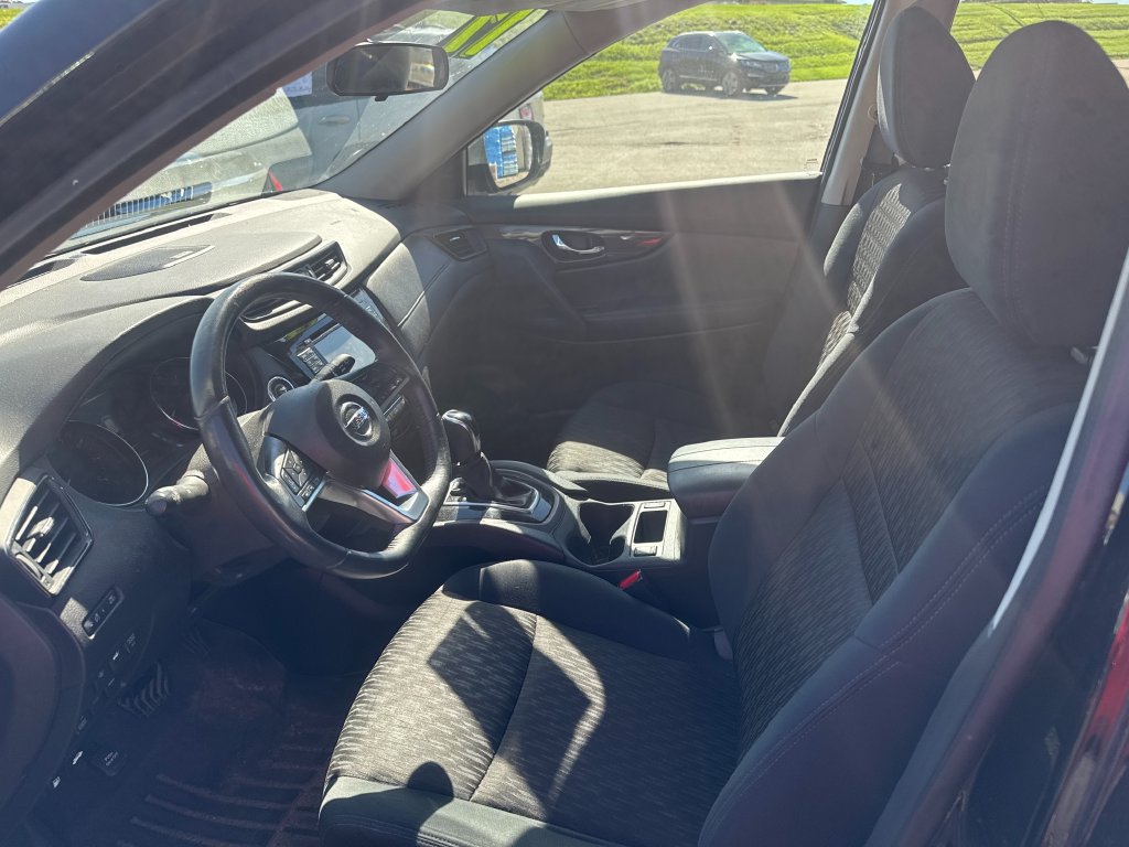 Used 2017 Nissan Rogue SV AWD/4WD image 2