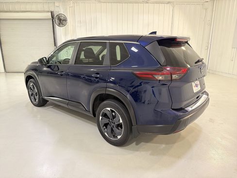 Used 2024 Nissan Rogue SV FWD image 3