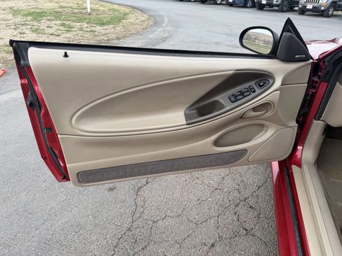 Used 2001 Ford Mustang Convertible image 11