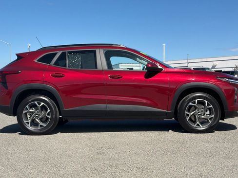Used 2025 Chevrolet Trax LT w/ Driver Confidence Package FWD image 3
