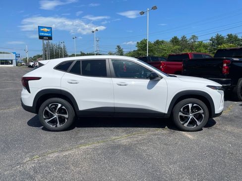 Used 2024 Chevrolet Trax RS FWD image 8