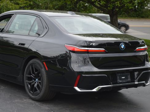 Used 2023 BMW i7 xDrive60 w/ Executive Package 2 AWD/4WD image 3