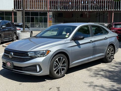 Used 2023 Volkswagen Jetta Sport FWD image 4