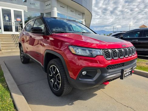 Used 2025 Jeep Compass Trailhawk AWD/4WD image 3