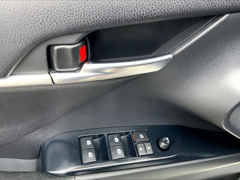 Used 2018 Toyota Camry SE FWD image 35