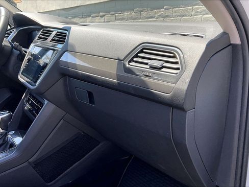 Certified 2022 Volkswagen Tiguan SE w/ Panoramic Sunroof Package AWD/4WD image 16